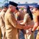 Usai apel gabungan, para pejabat dan ASN Pemkab Simalungun bersalam salaman untuk saling memaafkan, Selasa (16/4).(Waspada/ist).