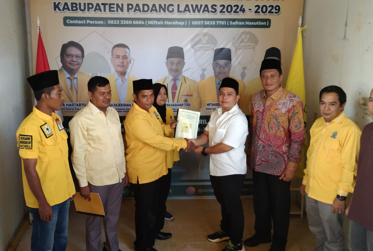 Putra Mahkota Alam Hasibuan, SE dan H. Achmad Fauzan Nasution, SQ, M.Pd mengambil formulir dan mendaftar bakal calon kepala daerah ke DPD partai Golkar Padanglawas, Minggu (21/4). Waspada/Ist