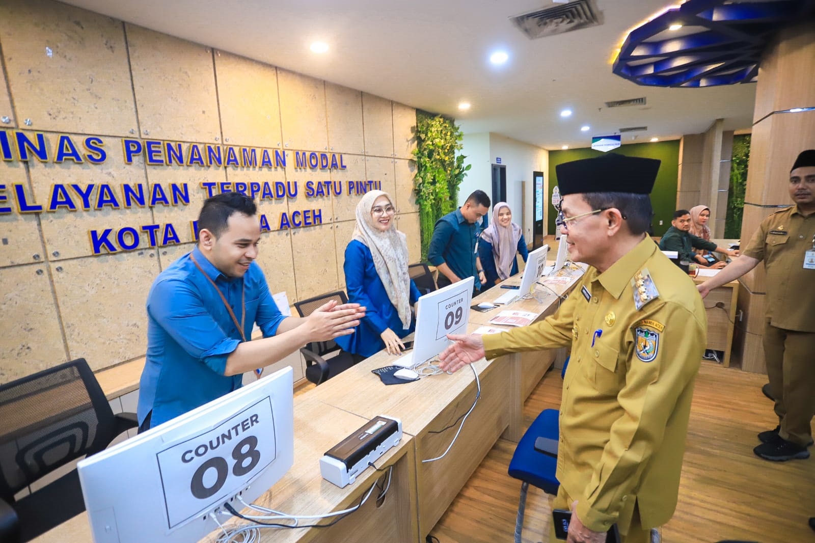 Hari pertama masuk kantor, Pj.Wali Kota Banda Aceh Amiruddin melakukan sidak kesejumlah OPD Dilingkungan Pemko Banda Aceh, Selasa (16/04/24). ( Waspada/T.Mansursyah)