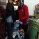 Personel Polsek Siantar Martoba Polres Pematangsiantar bersama petugas Damkar dan sejumlah warga mengangkat seorang ibu tua dan membawanya ke RS Efarina Etaham, Selasa (16/4) pukul 00:55 untuk perawatan medis, karena sebelumnya ibu tua itu terpeleset saat keluar dari kamar mandi serta terkunci selama lima hari tanpa makan dan tidak minum di rumahnya, Jl. Rakutta Sembiring, Gg. Leo, Kel. Naga Pita, Kec. Siantar Martoba.(Waspada-Ist).
