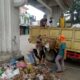 Petugas saat mengangkut sampah. Waspada/Seh Muhammad Amin