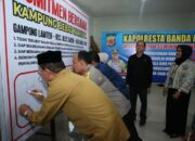 Kapolresta Banda Aceh, Kombes Pol Fahmi Irwan Ramli dan Pj Wali Kota Banda Aceh, Amiruddin, meneken komitmen bersama Kampung Bebas Narkoba. (Waspada/Zafrullah)