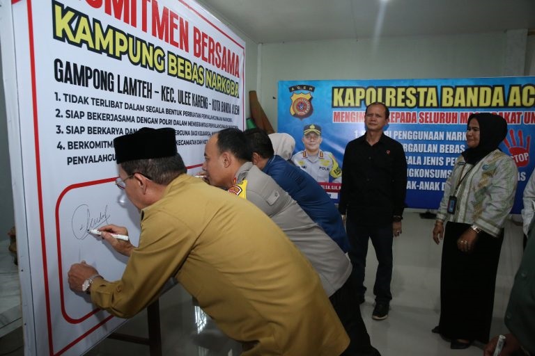 Kapolresta Banda Aceh, Kombes Pol Fahmi Irwan Ramli dan Pj Wali Kota Banda Aceh, Amiruddin, meneken komitmen bersama Kampung Bebas Narkoba. (Waspada/Zafrullah)