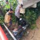 Warga bersama Polantas mengevakuasi sepedamotor milik korban yang mengalami kecelakaan di Jalinsum Banda Aceh - Medan, persisnya di Keude Alue Bu, Peureulak Barat, Aceh Timur, Rabu (17/4). Waspada/H. Muhammad Ishak