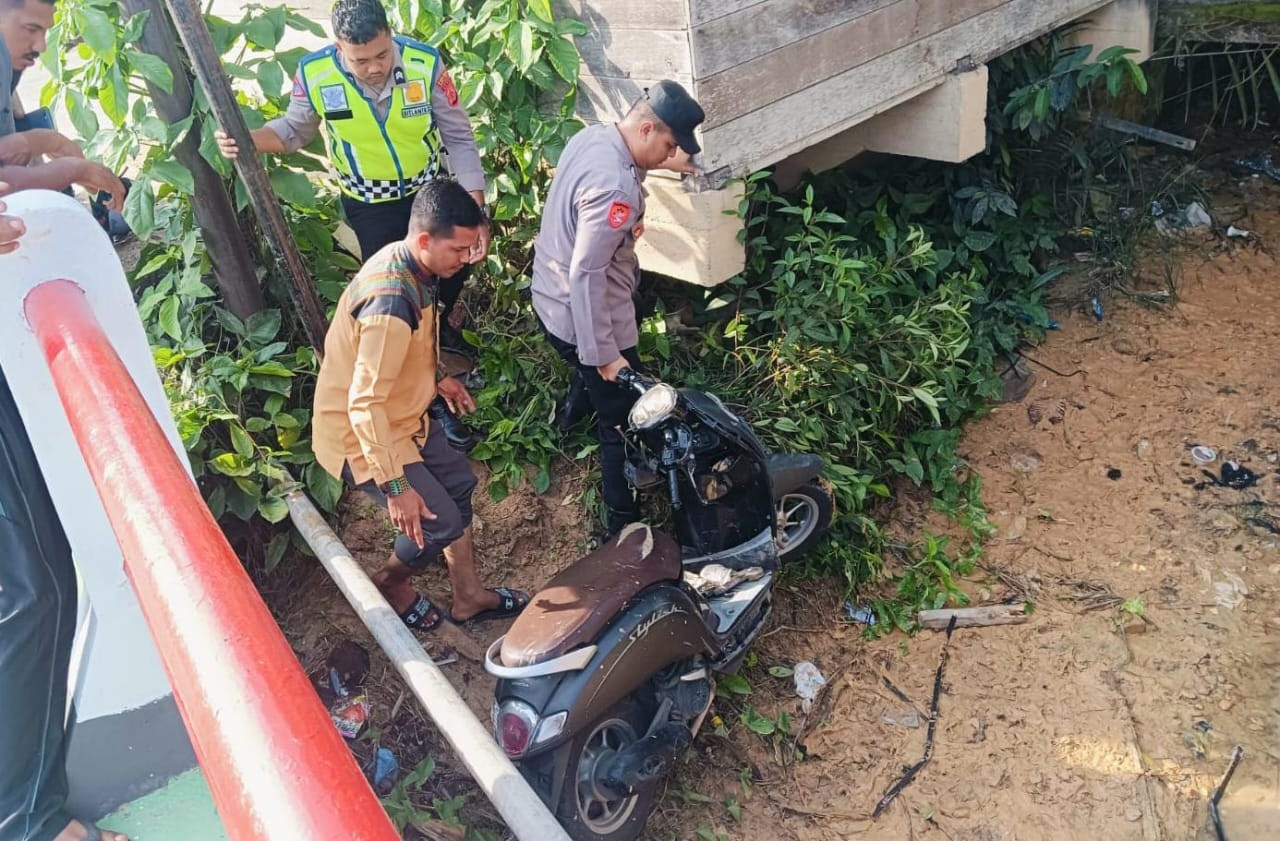 Warga bersama Polantas mengevakuasi sepedamotor milik korban yang mengalami kecelakaan di Jalinsum Banda Aceh - Medan, persisnya di Keude Alue Bu, Peureulak Barat, Aceh Timur, Rabu (17/4). Waspada/H. Muhammad Ishak