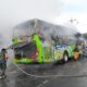 Bus pariwisata BK 7030 TM membawa penumpang asal Perdagangan saat kejadian kebakaran di jalur jalan besar Tigarunggu - Saribudolok, persis depan geteja GKPS Tigarunggu, Rabu (17/4).(Waspada/ist).