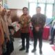 Bupati H. Darma Wijaya dan Wabup Adlin Tambunan memberikan bantuan berupa beras kepada sejumlah guru SD Muhammadiyah. Waspada/ist