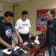Terlihat Wakapolres (kaos putih) sedang melihat barang bukti senpi rakitan yang diamankan.(Waspada/Ist).
