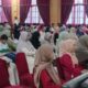 Para wisudawan dan wisudawati mendengar pengarahan dari pimpinan Muhammadiyah saat berlangsung acara wisuda.(Waspada/Ibnu Sa'dan)