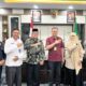 Kakanwil Kemenag Aceh Azhari, Kabag TU foto bersama GM Garuda, GM Perum Damri dan BKK Kelas I Banda Aceh usai gelar rapat diruang kerja Kakanwil Kemenag Aceh, Rabu (17/04/24) sore.(Waspada/Ist)