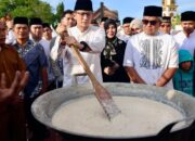 Menteri Pariwisata dan Ekonomi Kreatif (Menparekraf) Sandiaga Salahuddin Uno didampingi Pj. Gubernur Aceh, Bustami Hamzah, mengaduk kanji rumbi khas Aceh pada penutupan Aceh Ramadhan Festival di Halaman Masjid Raya Baiturrahman, Banda Aceh, Senin, (1/4). (Waspada/Zafrullah)