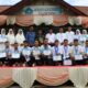 Kakan Kemenag Padangsidimpuan, Masir Rambe, MA (9 kiri) dan Kepala MAN 1 Padangsidimpuan Dra. Hj. Wasliah Lubis, S.Pd, MA (7 kiri) foto bersama dengan siswa usai penyerahan medali dan sertifikat kelulusan SKL keagamaan kepada siswa MAN 1 Padangsidimpuan, Rabu (17/4). Waspada/ist.