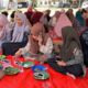 Para ASN menikmati makan siang saat Halal Bihalal di Musalla Al Ikhsan Pusat Pemkab Aceh Timur di Idi, Kamis (18/4). Waspada/H. Muhammad Ishak