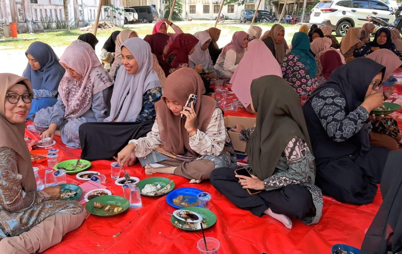 Para ASN menikmati makan siang saat Halal Bihalal di Musalla Al Ikhsan Pusat Pemkab Aceh Timur di Idi, Kamis (18/4). Waspada/H. Muhammad Ishak