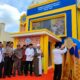 BUPATI Deliserdang HM Ali Yusuf Siregar didampingi Ketua DPRD Deliserdang Zakky Shahri dan lainnya memukul bedug pada pembukaan MTQ ke 57 Tingkat Kabupaten Deliserdang Tahun 2024 di lapangan bolakaki Desa Medan Krio Kecamatan Sunggal, Kamis (18/4). (Waspada/Khairul K Siregar/B)