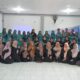 Pj Ketua PKK Kabupaten Aceh Besar, Cut Rezky Handayani, foto bersama pengurus kabupaten, pengurus kecamatan, serta pengurus TP PKK dan Dasawiswa Gampong Alue Reuyeueng, di Aula Kantor Keuchik Alue Reuyeueng, Kecamtan Pulo Aceh, Kamis (18/4). (Waspada/Ist)