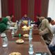 Pj Bupati Aceh Besar Muhammad Iswanto didampingi Plt Kadiskopukmdag Aceh Besar Trisna Darma ST, saat memberikan pengarahan kepada pegawai dan staf pekerja Dekranasda Aceh Besar, di Aula Dekranasda, Gani, Kecamatan Ingin Jaya, Kamis (18/4). (Waspada/Ist)