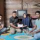 PENDERITA Kanker Lering, Umi Salamah (kanan) menerima bantuan Haji Uma melalui Kaya Alim. (Waspada/Ist)