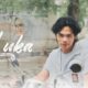 Lewat Lagu "Luka", Mursal Sentuh Kalangan Anak Muda Aceh Zafrullah/210424 BANDA ACEH (Waspada): Penyanyi asal Aceh, Mursal, menggebrak dunia musik Aceh lewat single terbarunya berjudul "Luka". Lagu ini bercerita tentang perjalanan cinta kasih anak muda, dengan lirik berbahasa daerah Aceh yang relatable bagi para remaja yang pernah mengalami jatuh cinta di masa SMA. Video musik "Luka" pun menghadirkan visualisasi kisah asmara anak SMA, dengan Mursal sendiri ikut berperan di dalamnya. Sebelumnya, Mursal juga telah sukses meluncurkan single berjudul "Dinda". Kini, Mursal berada di bawah naungan AMK Management dan terus aktif di dunia tarik suara. "AMK Management selalu mencari dan menampung talenta muda berbakat di bidang musik, khususnya yang berasal dari Aceh," ujar Direktur AMK Management, Jufrial, pada Minggu (21/4) di Banda Aceh. Lagu "Luka" untuk visualnya bisa langsung mengunjungi channel Youtube Coy Music, selain itu, juga bisa didengarkan di seluruh platform music yang ada di dunia. "Mari kita dukung anak anak muda aceh yang kreatif, terutama dalam dunia tarik suara, apalagi Aceh saat ini sudah memiliki Label dan Publishing yang kuat dalam melindungi hak cipta," ujar Jufrizal. Berikut detail single "Luka": Judul: Luka Penyanyi & Pencipta Lagu: Mursal Label: AMK Management Youtube: Coy Music Music Arranger: Desra Erik Fendi Mixing & Mastering: Ya'Qub Samalanga Studio Recording: Y_Studio Recording Banda Aceh Music Video: Firas Abdi Talent: Liza Widia, Sayed, Wen Riski, Yudi, Asyrafil, Fajri, Reza Rozak Drone: Roli Afriansyah. (b03)