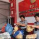 Petugas Lapas Siborong-borong periksa barang bawaan pengunjung saat masuk Lapas. Waspada/ist