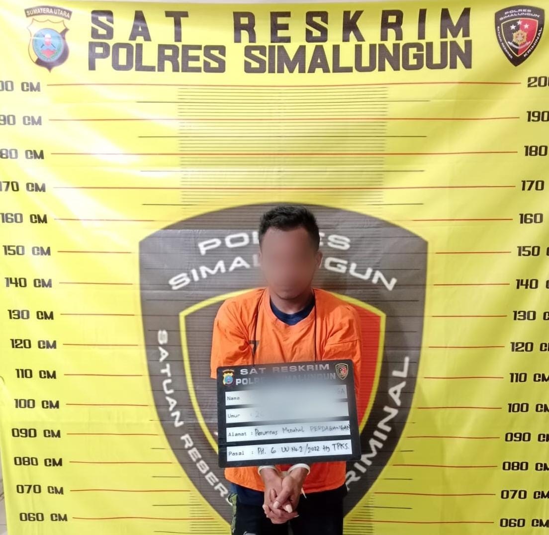 Salah seorang diduga pelaku saat menjalani pemeriksaan di Polres Sumalungun.(Waspada/ist).