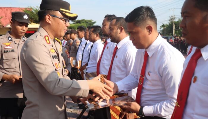 Bekerja Melebihi Batas Dinas, Puluhan Polisi Dapat Penghargaan