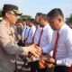 Kapolres Aceh Timur AKBP Nova Suryandaru SIK MH, menyerahkan Piagam Penghargaan ke personil Sat Reskrim dalam Apel Pagi di Lapangan Sarja Arya Racana, Senin (1/4). Waspada/H. Muhammad Ishak