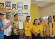 VANDIKO GULTOM (ketiga dari kiri) saat menyerahkan formulir pendaftaran ke DPD II Partai Golkar Samosir. Waspada/Valen