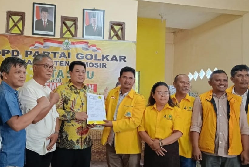 VANDIKO GULTOM (ketiga dari kiri) saat menyerahkan formulir pendaftaran ke DPD II Partai Golkar Samosir. Waspada/Valen