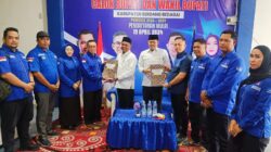 H. Darma Wijaya dan H. Adlin Umar Yusri Tambunan (DAMBAAN) resmi mendaftar sebagai Cakada Periode 2024-2029 di DPC Partai Demokrat Kabupaten Sergai. Waspada/Darmawan