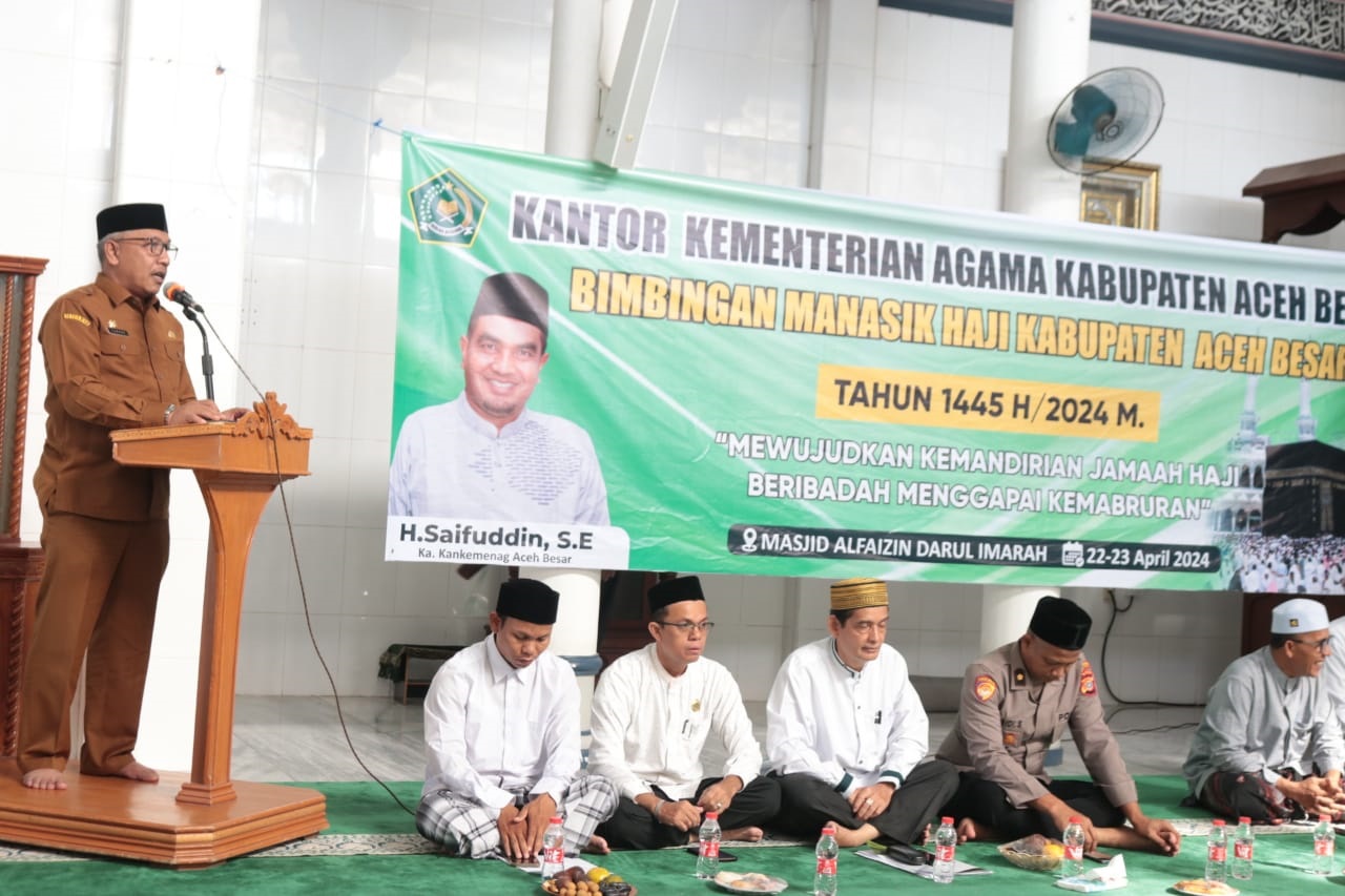 Asisten I Sekdakab Aceh Besar Farhan AP membuka bimbingan manasik haji Kabupaten Aceh Besar tahun 1445 H/2024 M, yang berlangsung di Masjid Al-Faizin Kecamatan Darul Imarah, Lampeuneurut, Aceh Besar, Senin (22/4). (Waspada/Ist)