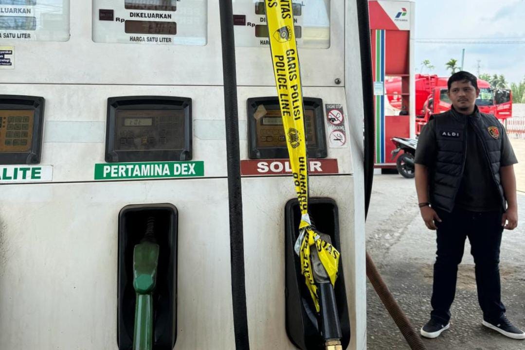 Petugas menyegel mesin dispenser Bio Solar di SPBU Tanjong Minjei, Madat, Aceh Timur, Senin (1/4). Waspada/Muhammad Ishak