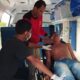 Petugas mengevakuasi Rabiul Hasan, etnis Rohingya yang selama ini ditampung di tempat penampungan sementara di Kuala Parek (Sungai Raya) ke RSUD SAAS Peureulak, Aceh Timur, Senin (22/4). Waspada/H. Muhammad Ishak