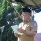 BUPATI Deliserdang HMA Yusuf Siregar memberi bimbingan dan arahan saat memimpin apel terakhir di halaman Kantor Bupati Deliserdang, Senin (22/4). (Waspada/Khairul K Siregar/B)