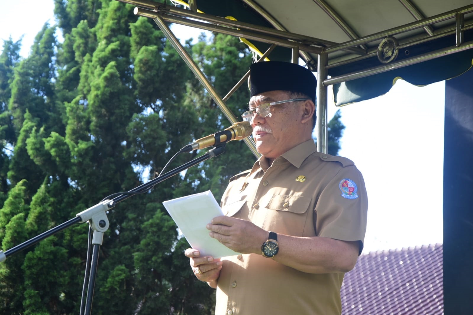 BUPATI Deliserdang HMA Yusuf Siregar memberi bimbingan dan arahan saat memimpin apel terakhir di halaman Kantor Bupati Deliserdang, Senin (22/4). (Waspada/Khairul K Siregar/B)