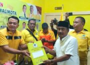 Amir Hamzah kembalikan berkas pendaftaran yang diterima langsung Ketua DPD Partai Golkar Binjai, H Noor Sri Syah Alam Putra. (Waspada/Ria Hamdani)