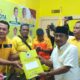 Amir Hamzah kembalikan berkas pendaftaran yang diterima langsung Ketua DPD Partai Golkar Binjai, H Noor Sri Syah Alam Putra. (Waspada/Ria Hamdani)