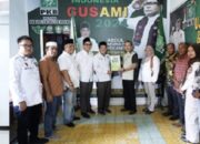 Ketua DPRD Deliserdang Zakky Shahri saat mengembalikan berkas formulir pendaftaran Balon Bupati ke PKS, PKB dan PAN Deliserdang. (Waspada/ist).
