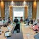 Peserta dari IAIN Langsa sedang mengikuti Zoom Meeting dengan peserta dari Amerika Serikat. (Waspada/Ibnu Sa'dan)