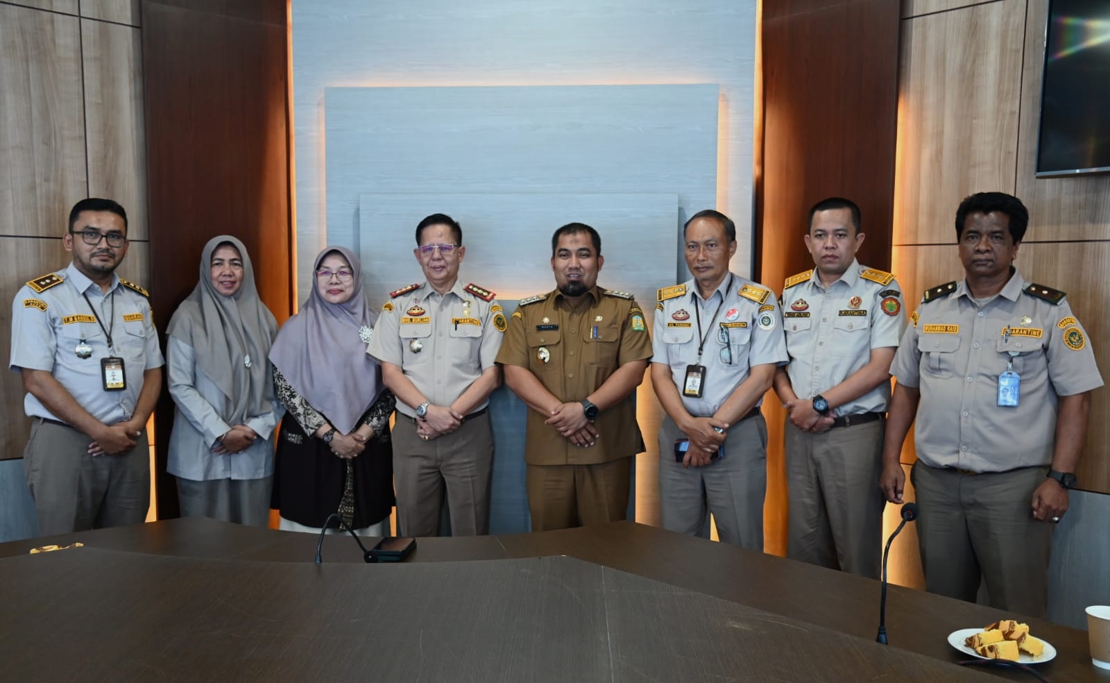 Penjabat (Pj) Bupati Aceh Besar Muhammad Iswanto menerima audiensi Kepala Badan Karantina Hewan, Ikan dan Tumbuhan Provinsi Aceh, M Burlian S.Pi, M.Si dan staf, di ruang rapat MPP, Lambaro, Ingin Jaya, Senin (22/4). (Waspada/Ist)