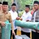 Wabup Simalungun H Zonny Waldi didampingi Sekda Esron Sinaga menyerahkan bantuan sajadah dan loudspeaker aktif kepada pengurus BKM Al-Mukhlisin, Nagori Wonorejo, Kecamatan Pematangbandar, Simalungun, Senin (1/4).(Waspada/Hasuna Damanik).