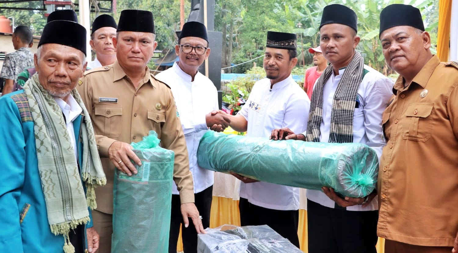 Wabup Simalungun H Zonny Waldi didampingi Sekda Esron Sinaga menyerahkan bantuan sajadah dan loudspeaker aktif kepada pengurus BKM Al-Mukhlisin, Nagori Wonorejo, Kecamatan Pematangbandar, Simalungun, Senin (1/4).(Waspada/Hasuna Damanik).