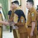 Pj Wali Kota Tebingtinggi Syarmadani menyerahkan SK kepada seorang ASN yang baru diambil sumpah/janji sebagai PNS. Waspada/Ist