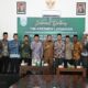 Pj Bupati Aceh Besar, Muhammad Iswanto, Pimpinan Pesantren Mahyal Ulum Al-Aziziyah, Tgk H Faisal Ali foto bersama usai acara pembukaan Prodi Magister (S2) STISNU, di Pesantren Mahyal Ulum Al-Aziziyah Gampong Dilib Bukti, Kecamatan Sukamakmur, Aceh Besar, Selasa (23/4). (Waspada/Ist)