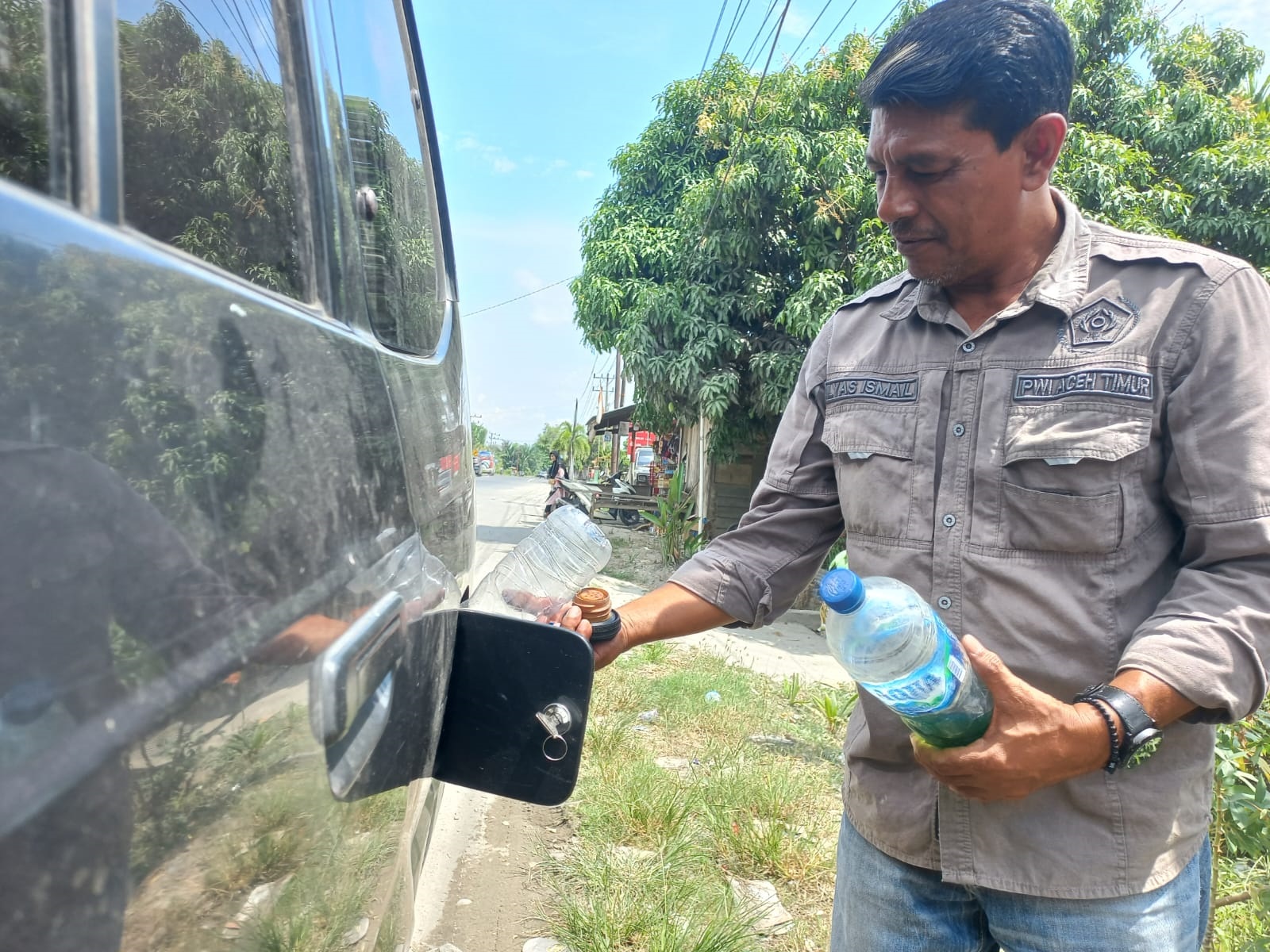 Ilyas Ismail, mengisi BBM di kios pengecer hanya berjarak 20 meter dari SPBU Peudawa Puntong, Idi Timur, Aceh Timur, Selasa (23/4). Waspada/H. Muhammad Ishak