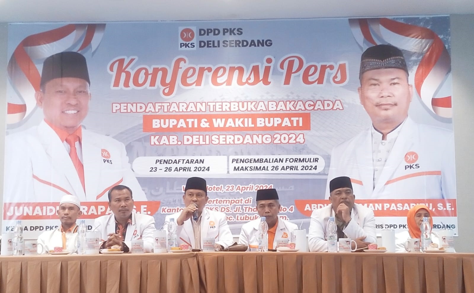 Ketua DPD PKS Deliserdang, Junaidi Parapat didampingi Pengurus lainnya saat menggelar konferensi pers. (Waspada/Edward Limbong).