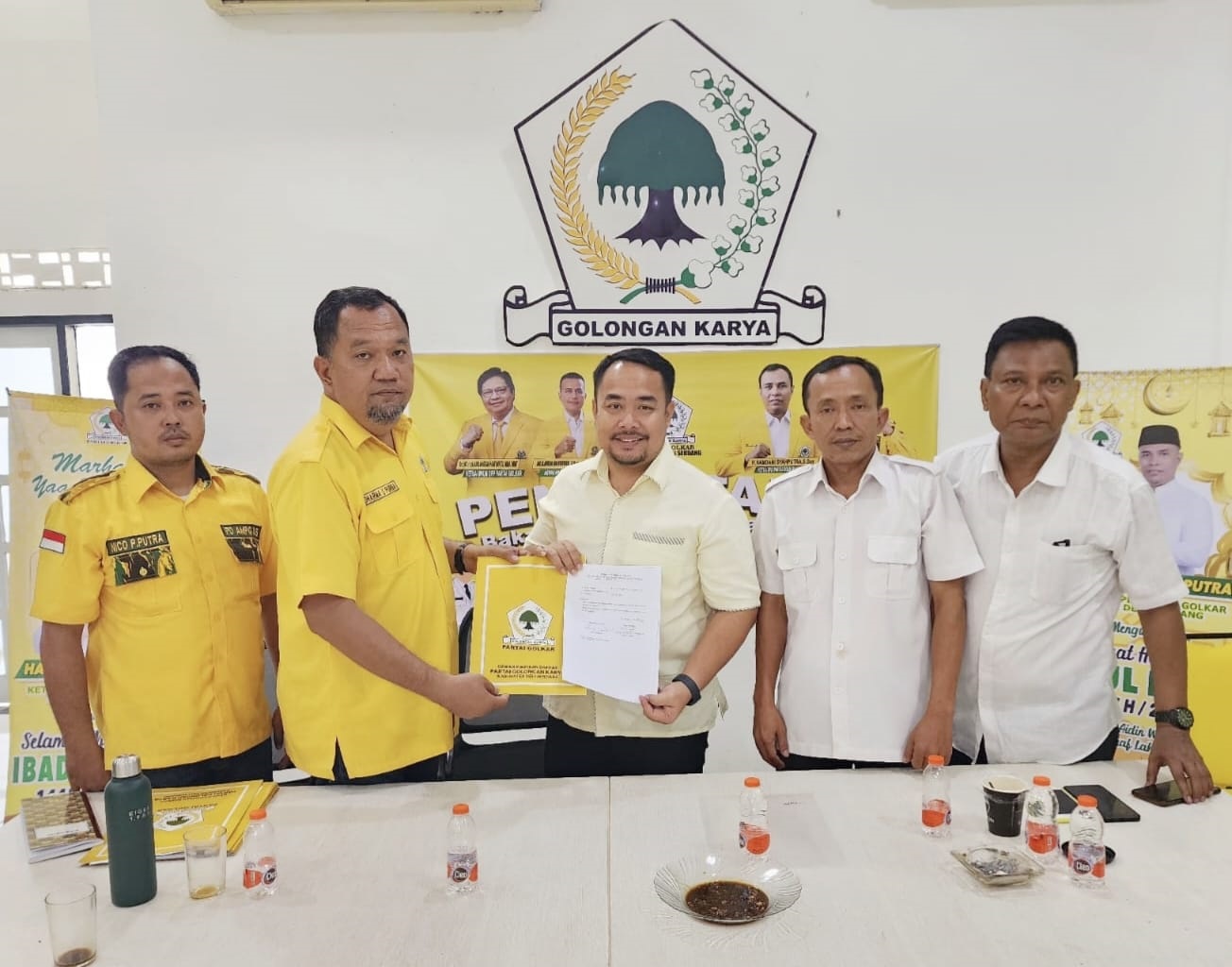 Ricky Nasution mengembalikan formulir pendaftaran Balon Bupati kepada Ketua Penjaringan DPD Golkar Deliserdang Dharma Syahputra Purba didampingi Sekretaris Golkar Deliserdang Zul Amri. (Waspada/ist).