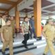 Pj Bupati Aceh Besar Muhammad Iswanto, turut mendampingi Pj Gubernur Aceh Bustami Hamzah, menyambut kedatangan Inspektur Jenderal Kementerian Dalam Negeri RI Komjem Pol Tomsi Tohir Balaw, saat tiba di VIP Bandara Internasional Sultan Iskandar Muda, Blang Bintang, Aceh Besar, Selasa (22/4). (Waspada/Ist)