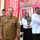 Sekdakab Aceh Besar, Sulaimi menyerahkan piagam penghargaan kepada tiga peraih penghargaan terbaik pada acara Diseminasi Hasil Audit Kasus Stunting Kabupaten Aceh Besar Semester 1 Tahun 2024, di Aula Dekranasda, Gampong Gani, Kecamatan Ingin Jaya, Aceh Besar, Rabu (24/4). (Waspada/Ist)