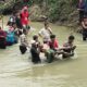 Personel Polsek Bawolato bersama warga mengevakuasi jenazah korban yang diduga terseret banjir Sungai Hou, Desa Hilifaosi, Kecamatan Bawolato, Kabupaten Nias, Rabu (24/4). Waspada/Iat